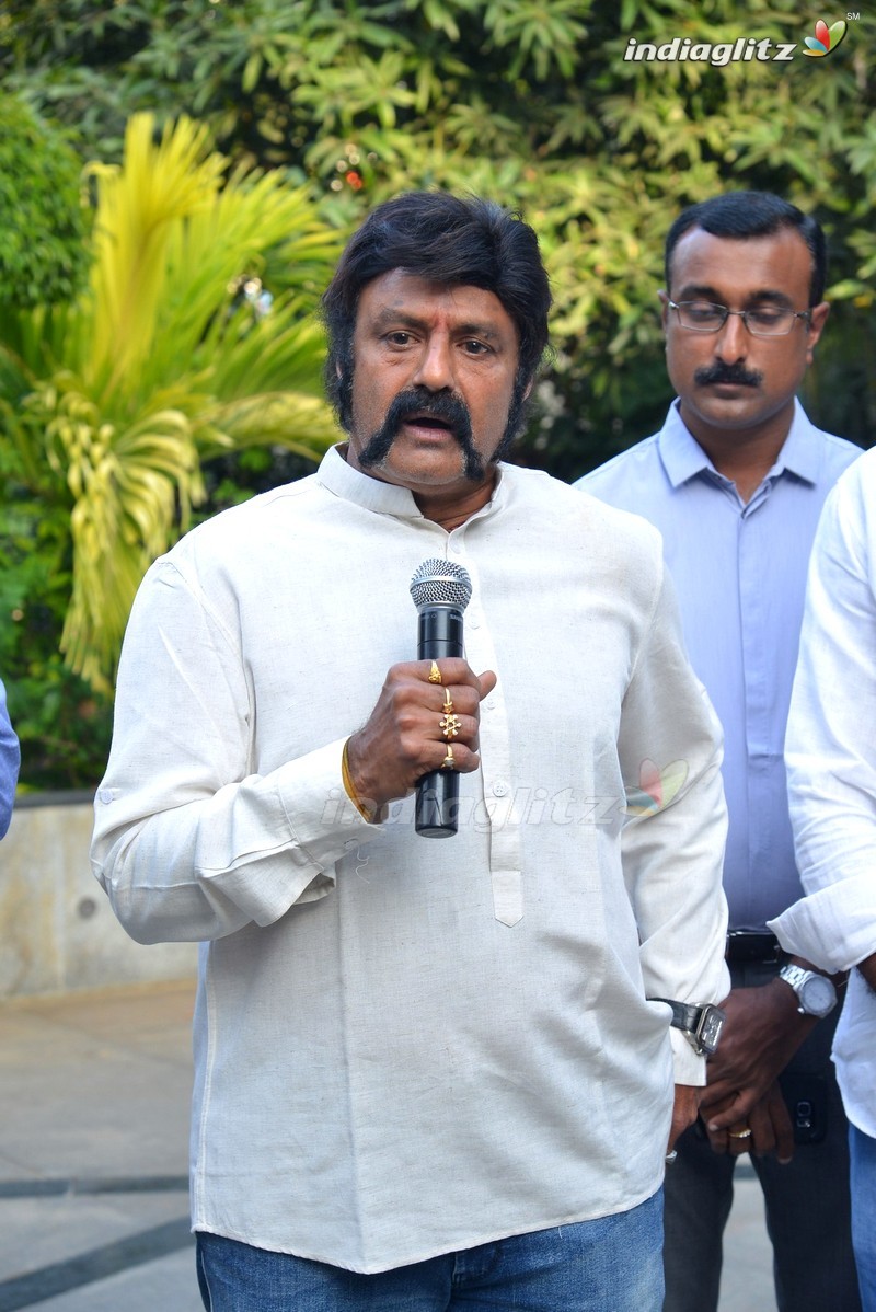 Balakrishna flags off 100 temples tour by fans for 'Gautamiputra Satakarni'