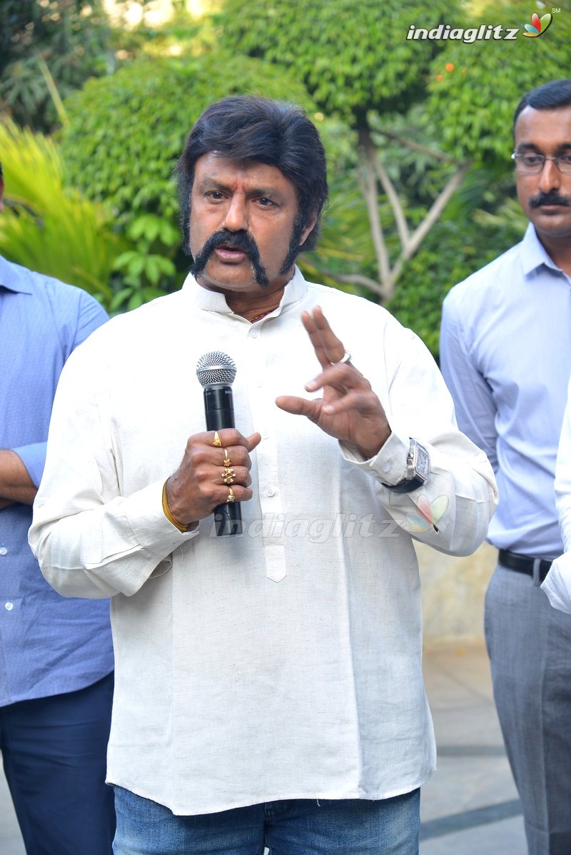 Balakrishna flags off 100 temples tour by fans for 'Gautamiputra Satakarni'