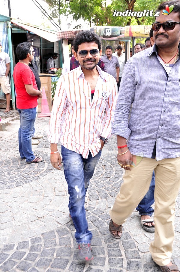 'Gabbar Singh' Theatre Coverage