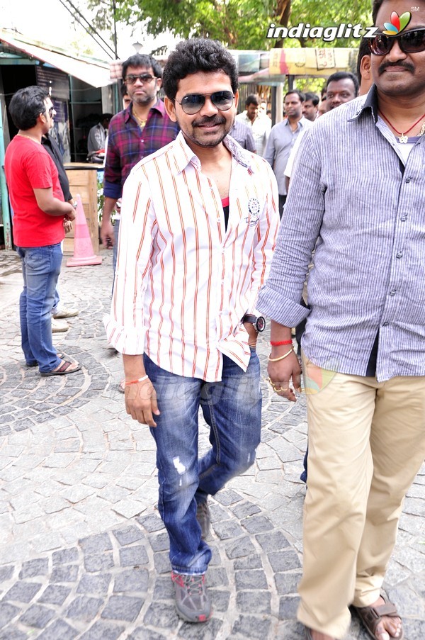 'Gabbar Singh' Theatre Coverage