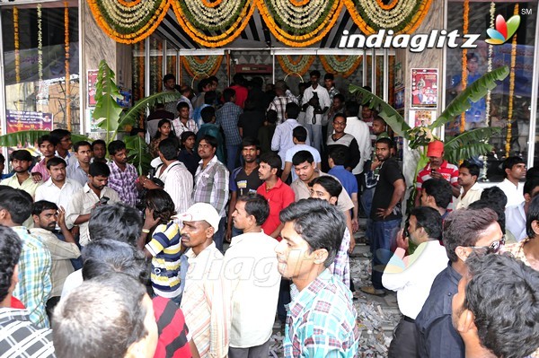 'Gabbar Singh' Theatre Coverage