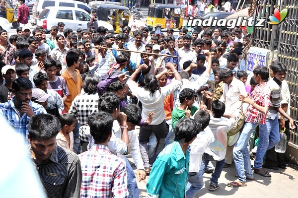 'Gabbar Singh' Theatre Coverage