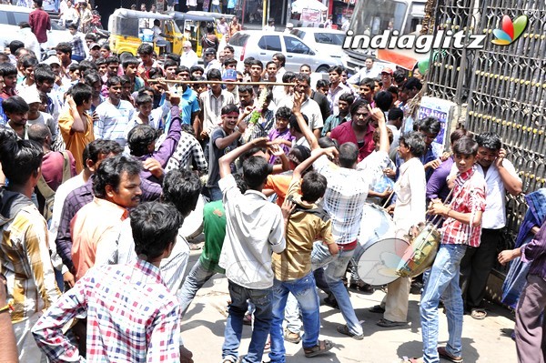 'Gabbar Singh' Theatre Coverage