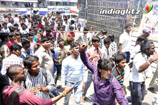 'Gabbar Singh' Theatre Coverage