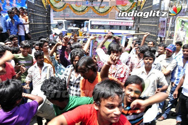 'Gabbar Singh' Theatre Coverage