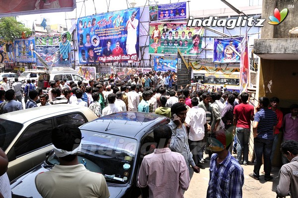 'Gabbar Singh' Theatre Coverage