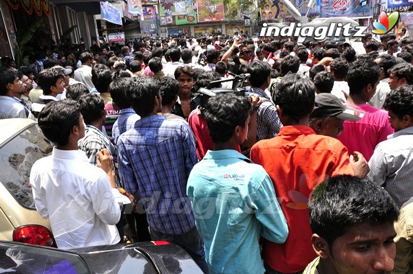 'Gabbar Singh' Theatre Coverage