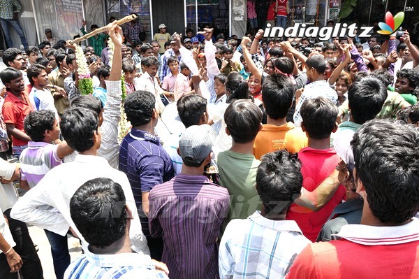 'Gabbar Singh' Theatre Coverage