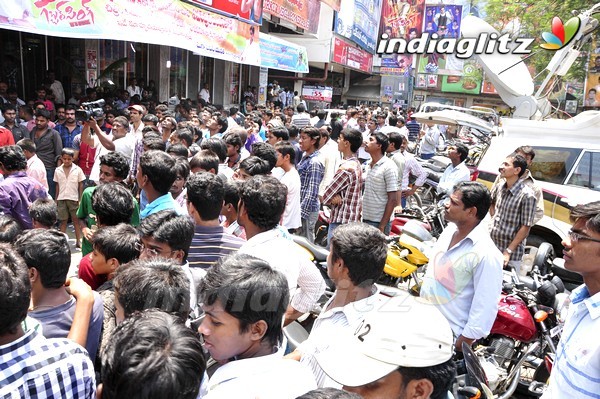 'Gabbar Singh' Theatre Coverage