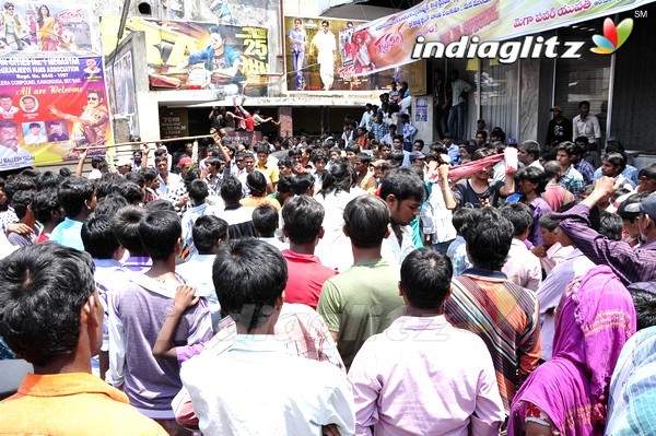 'Gabbar Singh' Theatre Coverage