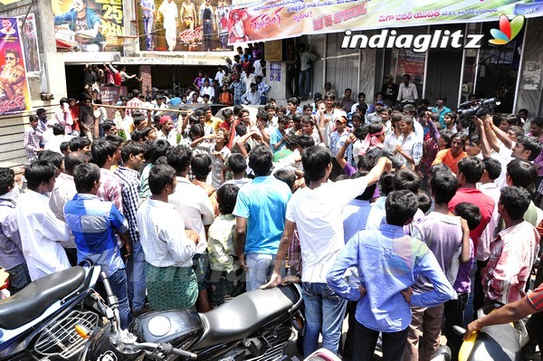 'Gabbar Singh' Theatre Coverage