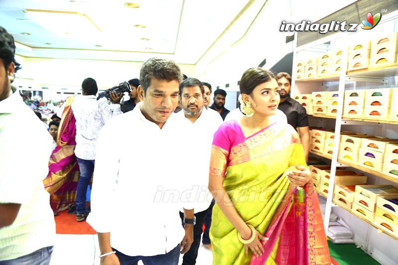 Hebah Patel Launches VRK Silks At Nizamabad