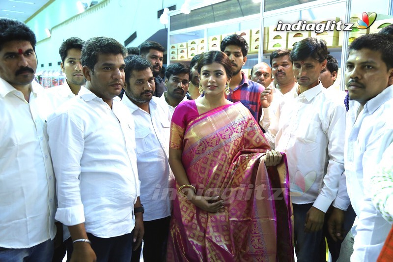 Hebah Patel Launches VRK Silks At Nizamabad