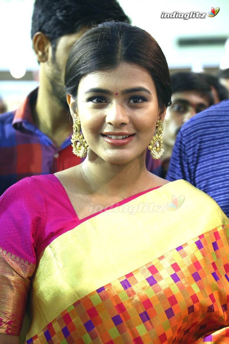 Hebah Patel Launches VRK Silks At Nizamabad