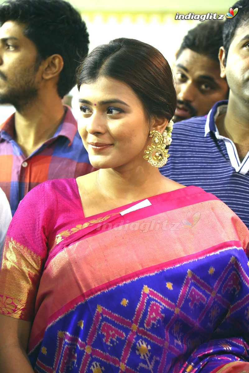 Hebah Patel Launches VRK Silks At Nizamabad