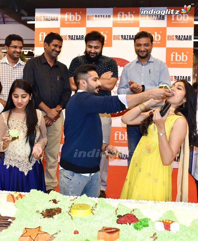 'Idi Maa Prema Katha' Team Unveils The Largest Cake in Hyd @ Big Bazaar