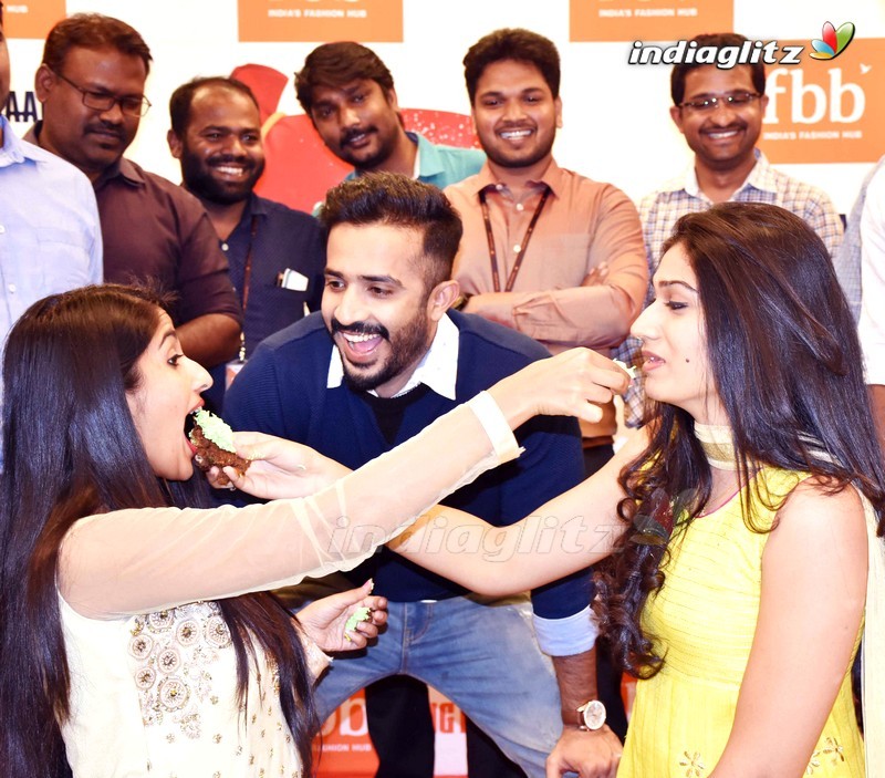 'Idi Maa Prema Katha' Team Unveils The Largest Cake in Hyd @ Big Bazaar