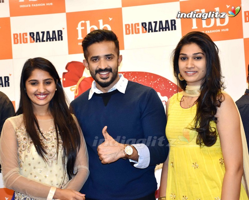 'Idi Maa Prema Katha' Team Unveils The Largest Cake in Hyd @ Big Bazaar