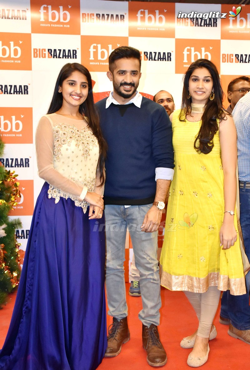 'Idi Maa Prema Katha' Team Unveils The Largest Cake in Hyd @ Big Bazaar