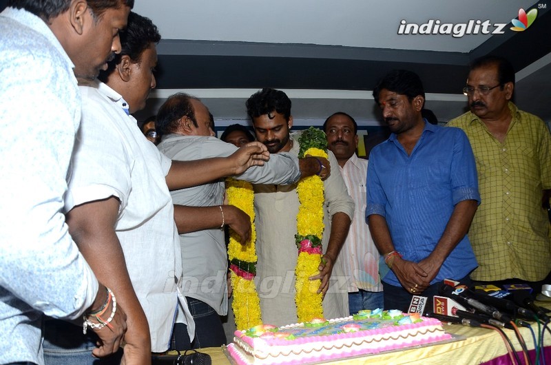 'Jawaan' Team Cake Cutting With Fans