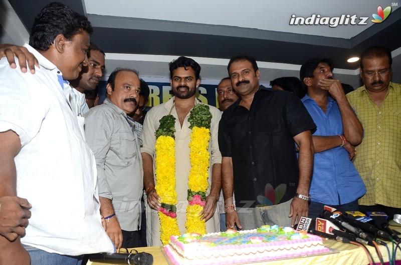 'Jawaan' Team Cake Cutting With Fans