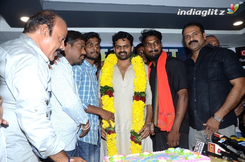 'Jawaan' Team Cake Cutting With Fans