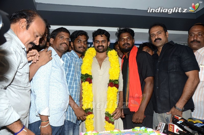 'Jawaan' Team Cake Cutting With Fans