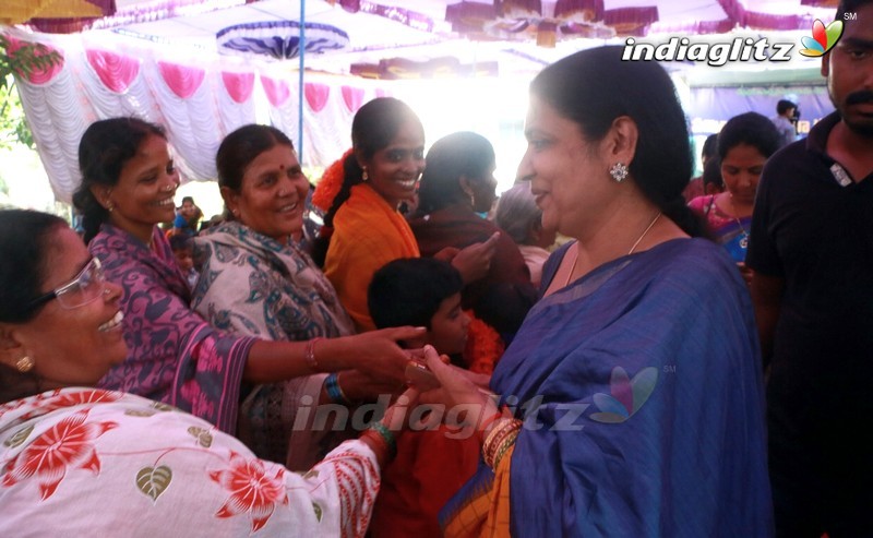 Jeevitha Rajasekhar Campaigning for Ysrcp at Tanuku , Venkatarayapuram