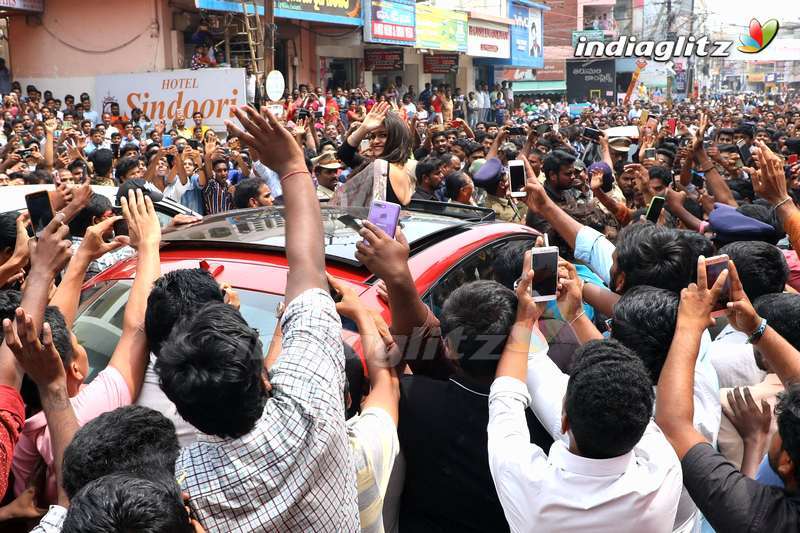 Keerthy Suresh Launches Happi Mobiles Stores In Guntur