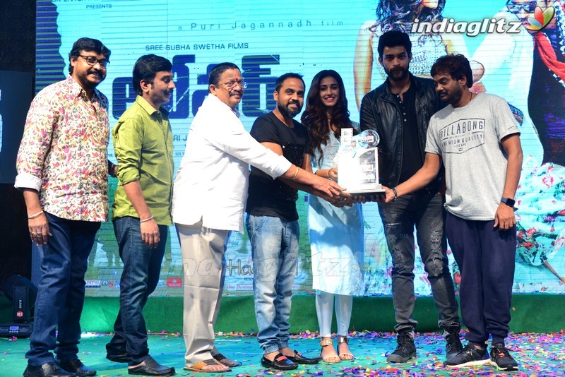 'Loafer' Triple Platinum Disc Function