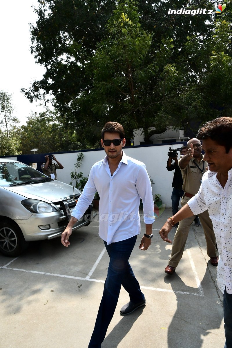 Mahesh Babu, Rana Cast Their Votes In Telangana Elections