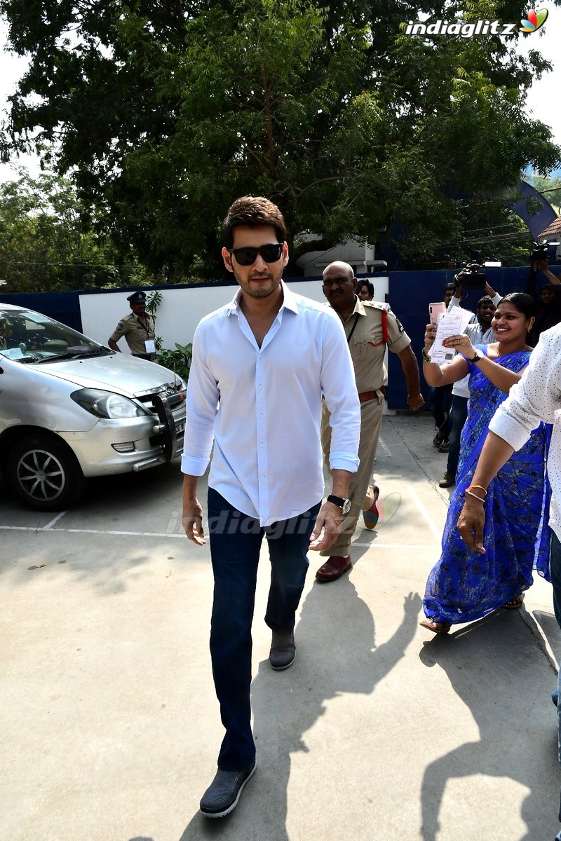 Mahesh Babu, Rana Cast Their Votes In Telangana Elections