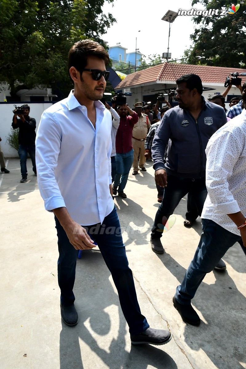 Mahesh Babu, Rana Cast Their Votes In Telangana Elections