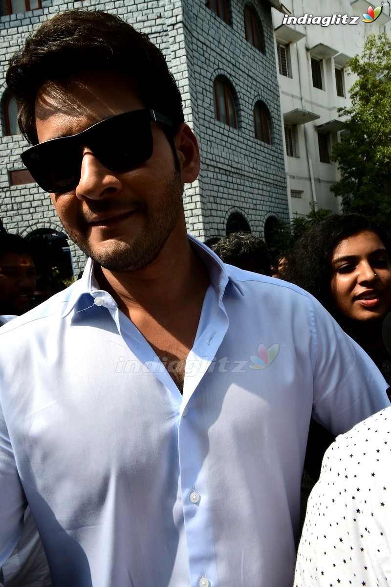 Mahesh Babu, Rana Cast Their Votes In Telangana Elections