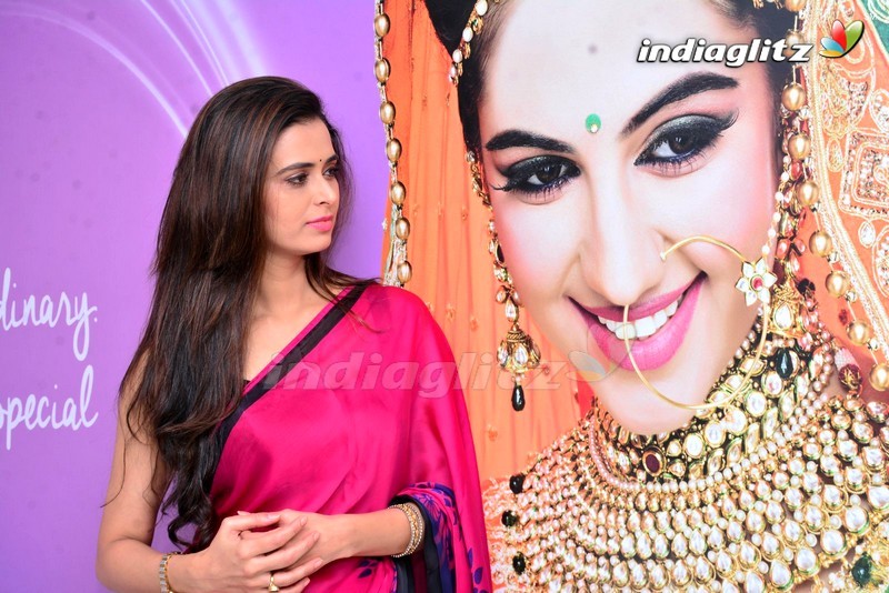 Meenakshi Dixit Launches Naturals Salon @ Vijayawada