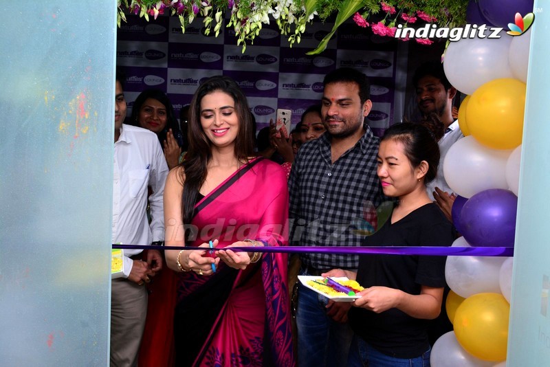 Meenakshi Dixit Launches Naturals Salon @ Vijayawada