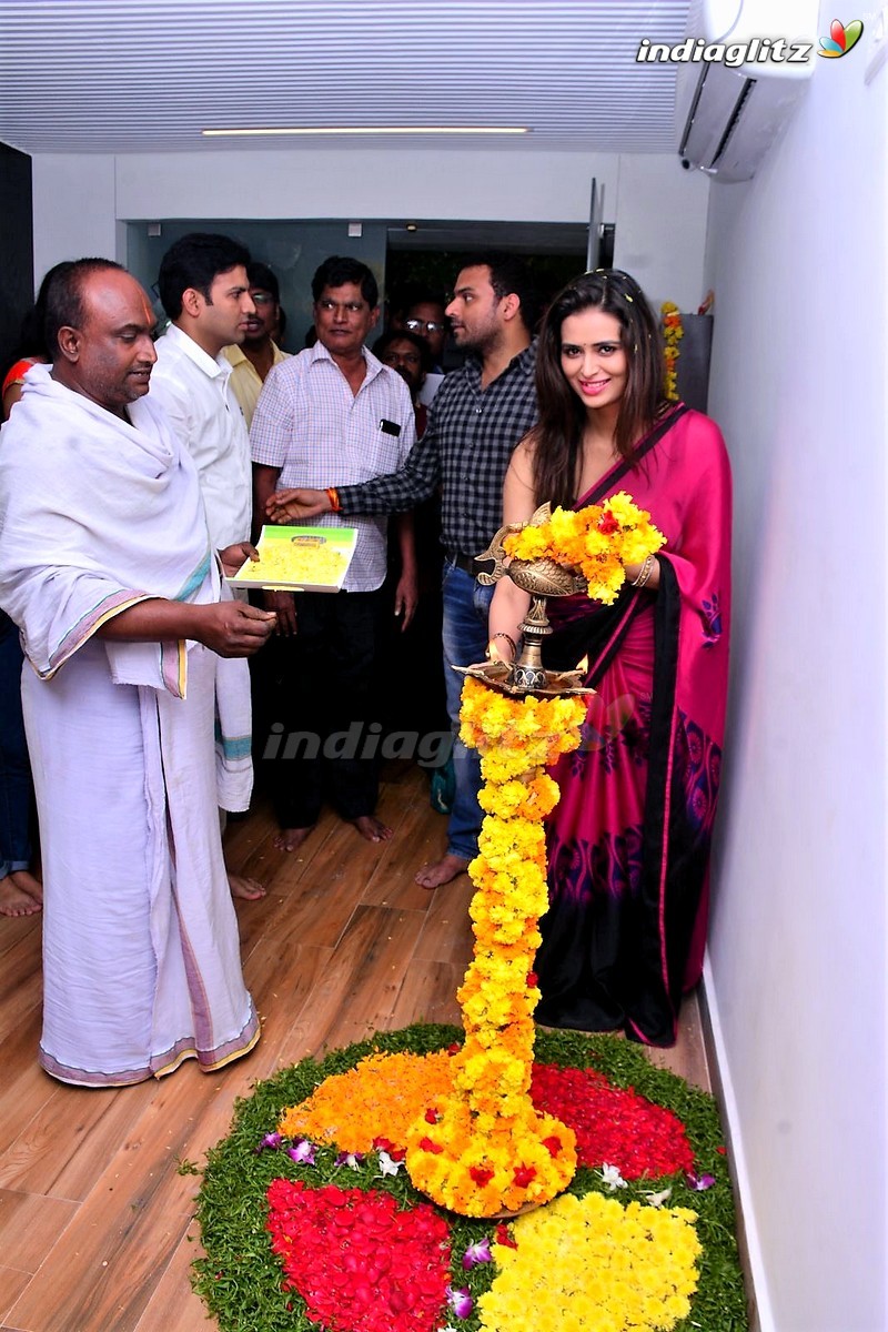 Meenakshi Dixit Launches Naturals Salon @ Vijayawada