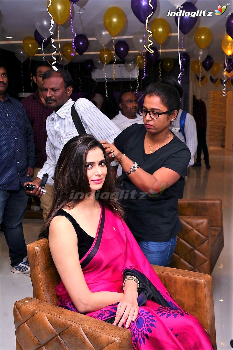 Meenakshi Dixit Launches Naturals Salon @ Vijayawada