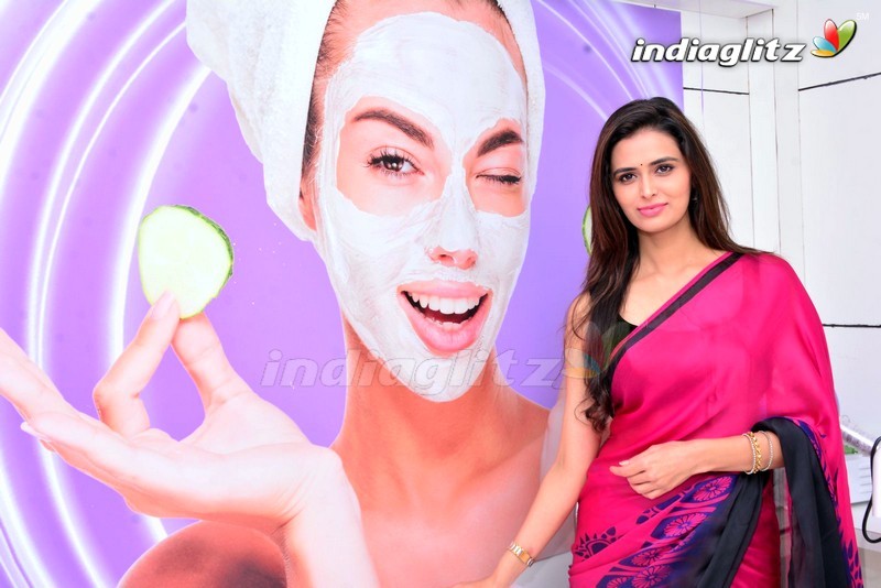 Meenakshi Dixit Launches Naturals Salon @ Vijayawada