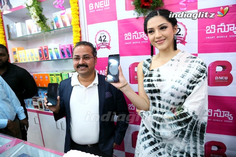 Mehreen Launch B New Mobile Store