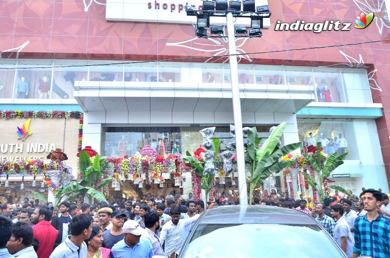 Nagarjuna & Raashi Khanna @ South India Shopping Mall Inauguration