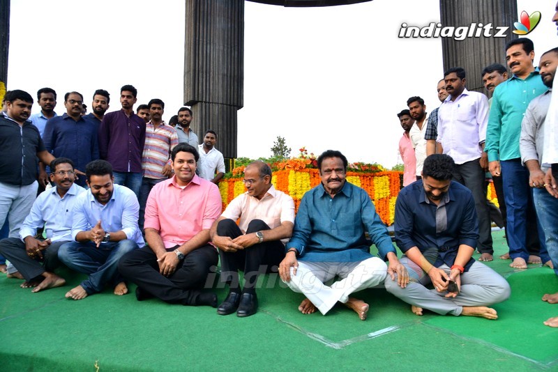 Nandamuri Family Pay Tribute to Sr NTR at NTR Ghat