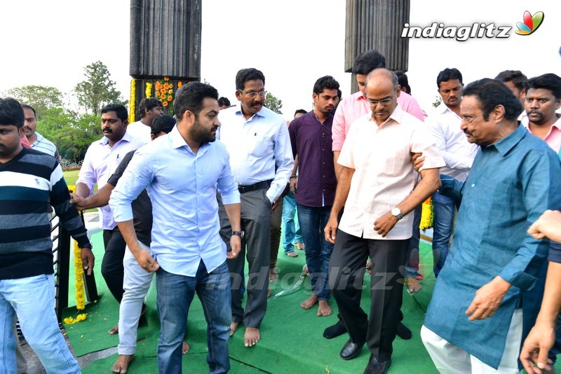 Nandamuri Family Pay Tribute to Sr NTR at NTR Ghat