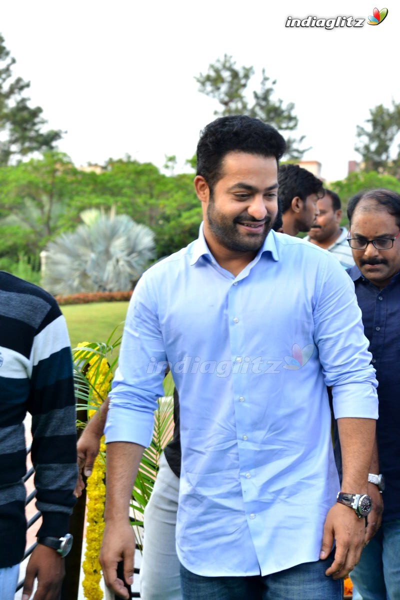 Nandamuri Family Pay Tribute to Sr NTR at NTR Ghat