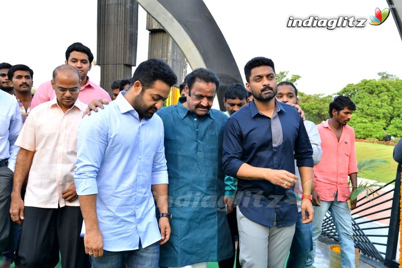 Nandamuri Family Pay Tribute to Sr NTR at NTR Ghat