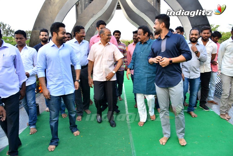 Nandamuri Family Pay Tribute to Sr NTR at NTR Ghat