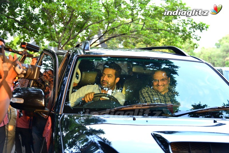 Nandamuri Family Pay Tribute to Sr NTR at NTR Ghat