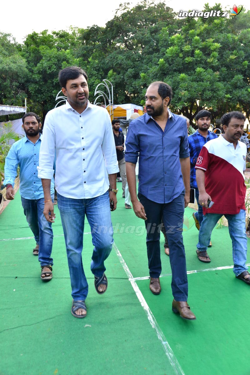 Nandamuri Family Pay Tribute to Sr NTR at NTR Ghat