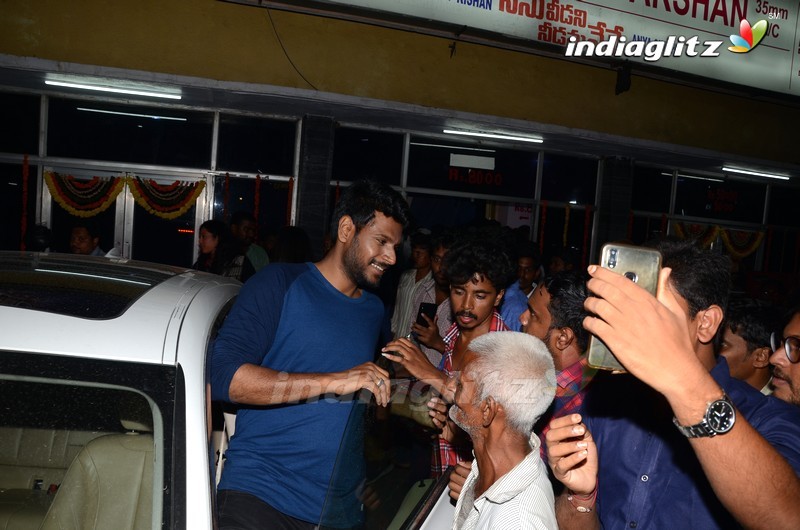 'Ninu Veedani Needanu Nene' Team Visits Sudarshan Theater