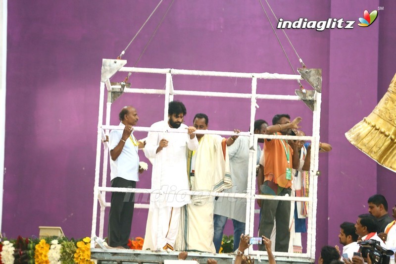 Pawan Kalyan visits Sri Vasavi Kanyaka Parameswari Temple at Penugonda